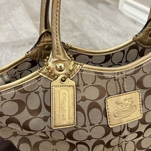 Coach shoulder purse - Picture 4 of 13